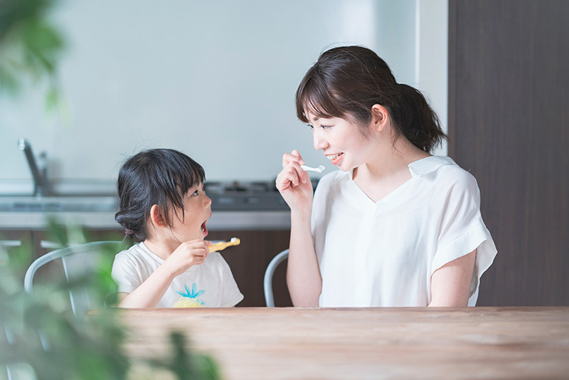 お子さんの仕上げ磨きを続けましょう